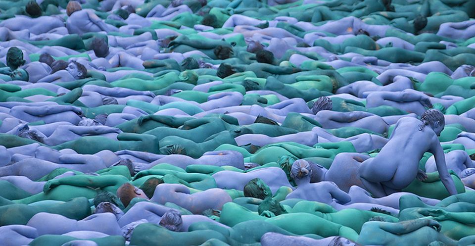 I volontari nudi e dipinti di blu assoldati dall'artista Spencer Tunick per la sua performance a Kingston upon Hull, in Inghilterra, "Il mare di Hull" (JON SUPER/AFP/Getty Images)