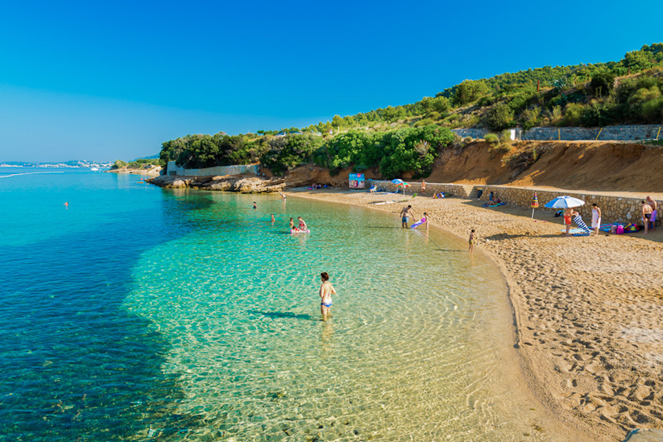 Die Badebucht Pudarica im Süden von Rab kann als eine der wenigen Buchten Kroatiens mit einem langgezogenen Sandstrand aufwarten