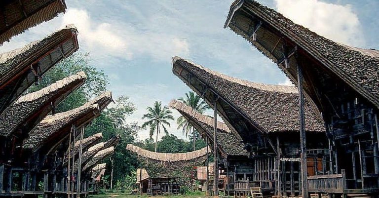 Indonesia a Sulawesi  le  misteriose case barca della 